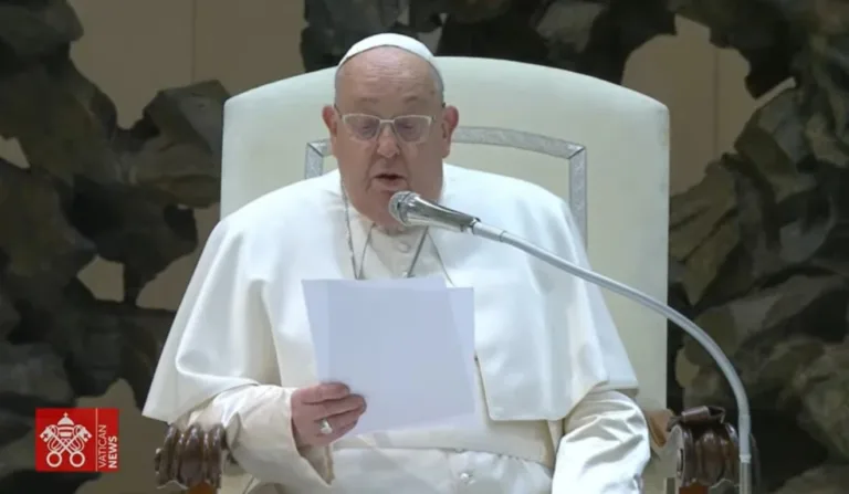 Papa Francisco realizando leitura.