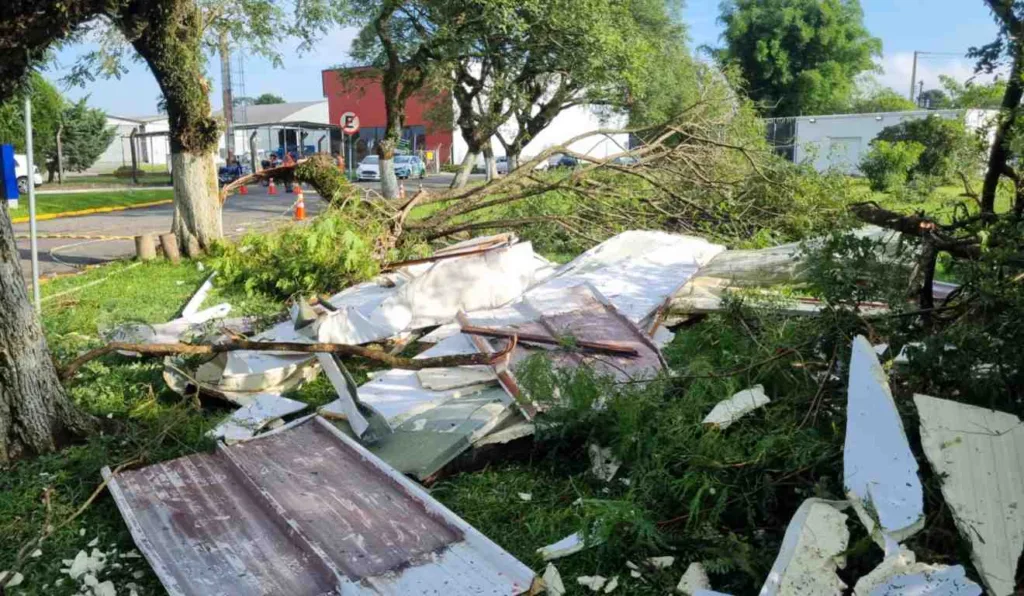 Destroços de telhas e árvores caídas, no Aeroporto Bacacheri.