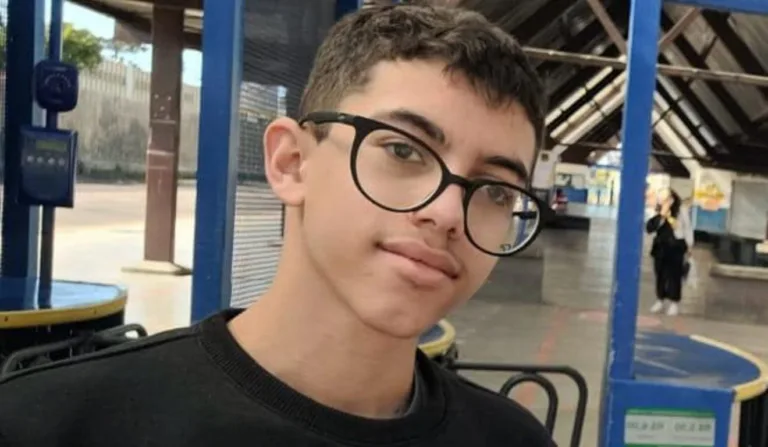 Adolescente de óculos