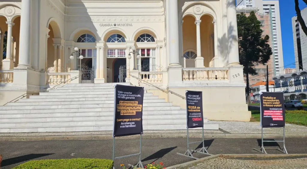 Vereadores de Curitiba aprovaram, nesta terça-feira (11), o projeto do vale-creche, com o objetivo de oferecer um voucher para famílias com renda de até três períodos mínimos matricularem seus filhos em creches particulares.