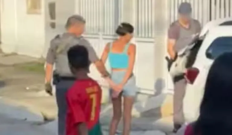 mulher suspeita de queimar genitalia de menina com isqueiro