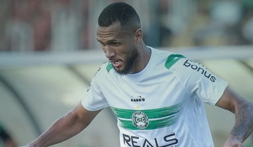 Gustavo Coutinho estreou pelo Coritiba.