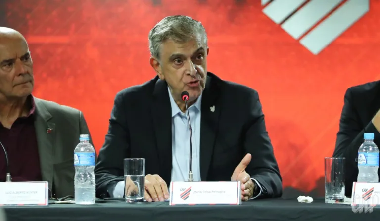 Petraglia em reunião do conselho