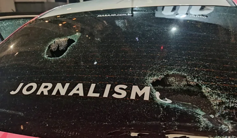 Veículo do Grupo Ric foi apedrejado durante a cobertura dos protestos em Londrina