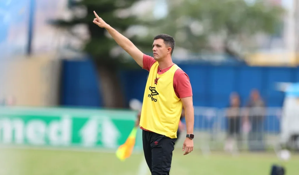 Técnico do Athletico, Maurício Barbieri, em treinamento.