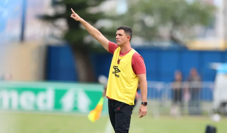 Técnico do Athletico, Maurício Barbieri, em treinamento.