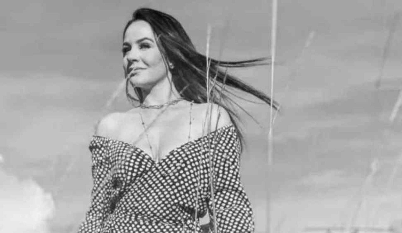 Mulher com o cabelo voando