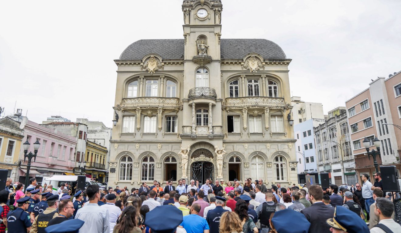 Prefeito Eduardo Pimentel com o vice-governador Darci Pianna, o secretário de Segurança Pública, Hudson Teixeira, e demais autoridades, lança a operação