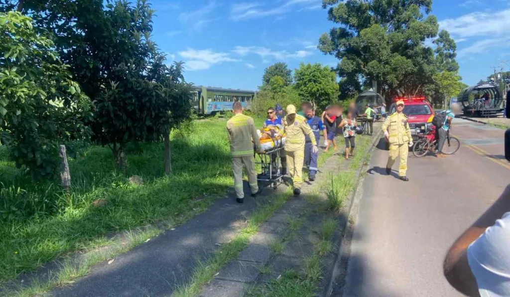 Mulher é encaminhada para hospital após ser atropelada por trem em Curitiba