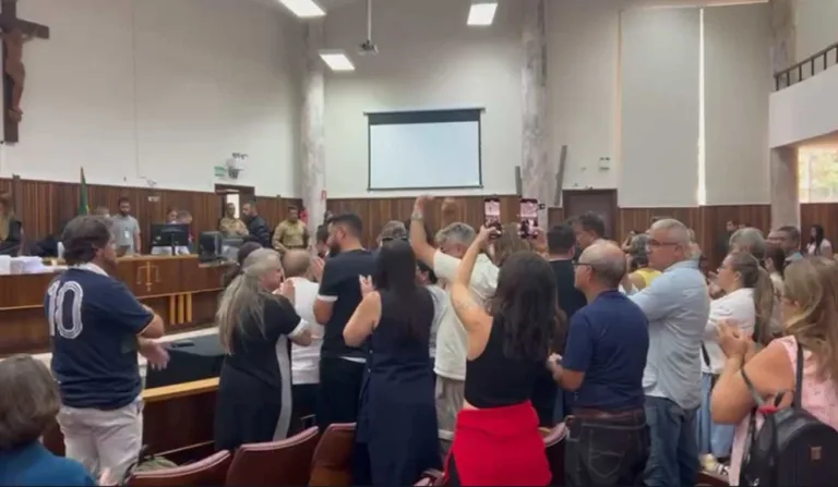 Familiares de Marcelo Arruda aplaudem e se abraçam emocionados após a condenação de Jorge Guaranho, ex-policial penal, a 20 anos de prisão pelo assassinato do guarda municipal.