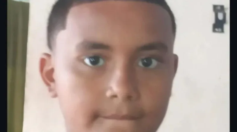 Menino de 11 anos é assassinado a tiros ao voltar da escola; pai foi baleado