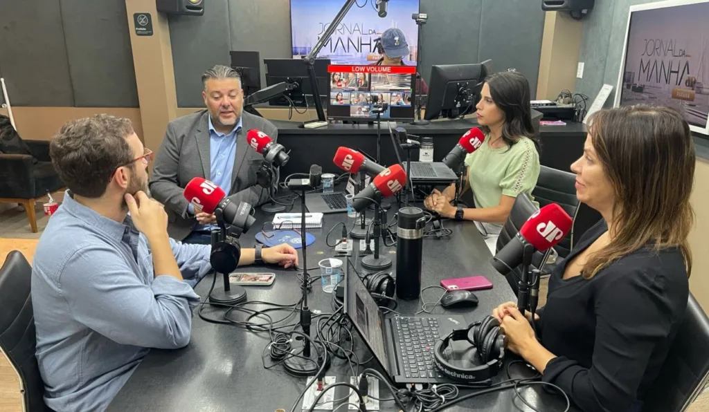deputado federal FIlipe Barros no estúdio do Jornal da Manhã Paraná, da Jovem Pan News