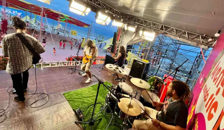 Banda tocando no palco da Arena Mundo Ric