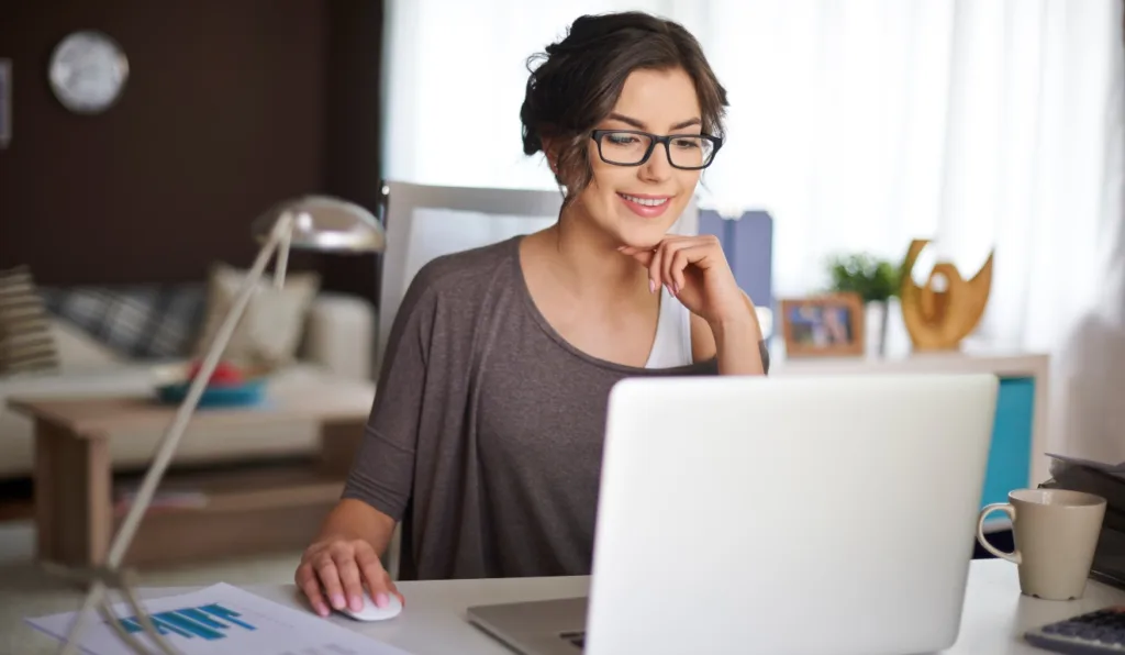 mulher trabalhando em home office