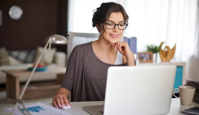 mulher trabalhando em home office