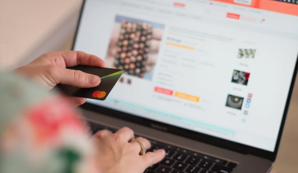 mulher comprando via internet