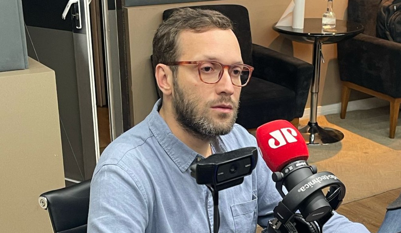 deputado federal FIlipe Barros no estúdio do Jornal da Manhã Paraná, da Jovem Pan News