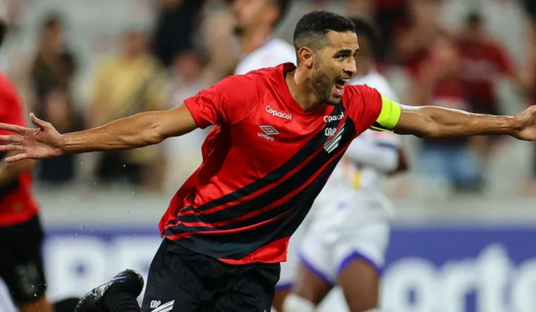 Alan Kardec comemora gol