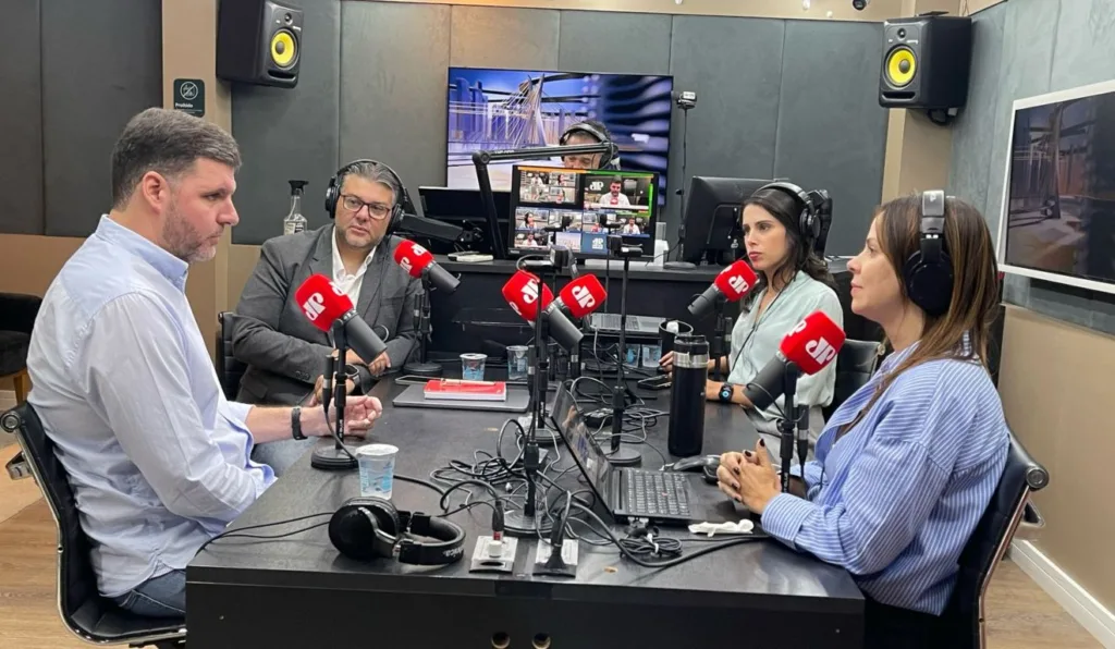 deputado federal Pedro Lupion (PP) em entrevista ao vivo no estúdio do Jornal da Manhã Curitiba