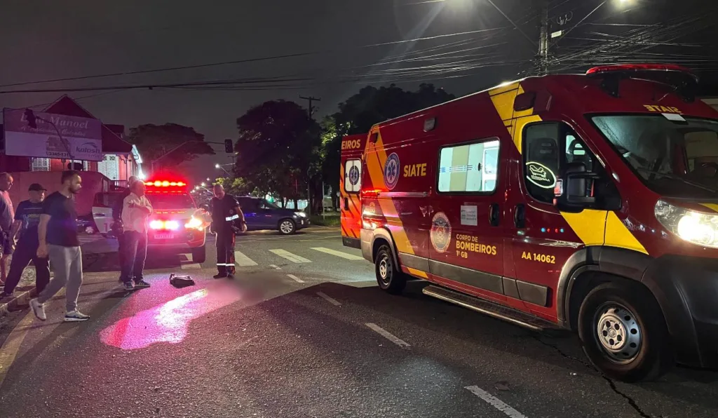 Pedestre é atropelada por carro que estaria disputando racha em Curitiba