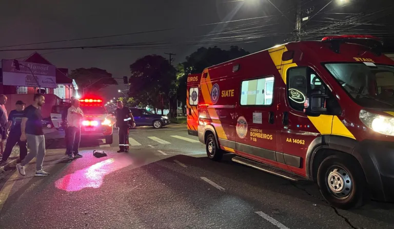 Pedestre é atropelada por carro que estaria disputando racha em Curitiba