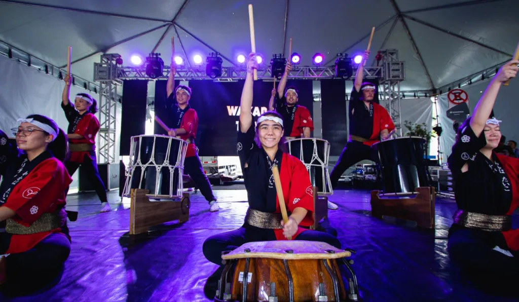 grupo folclórico durante apresentação no festival cultural de veredão da bode brown