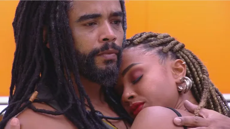 Diogo chora abraçado de Aline no BBB 25 (Imagem: Reprodução / globoplay)