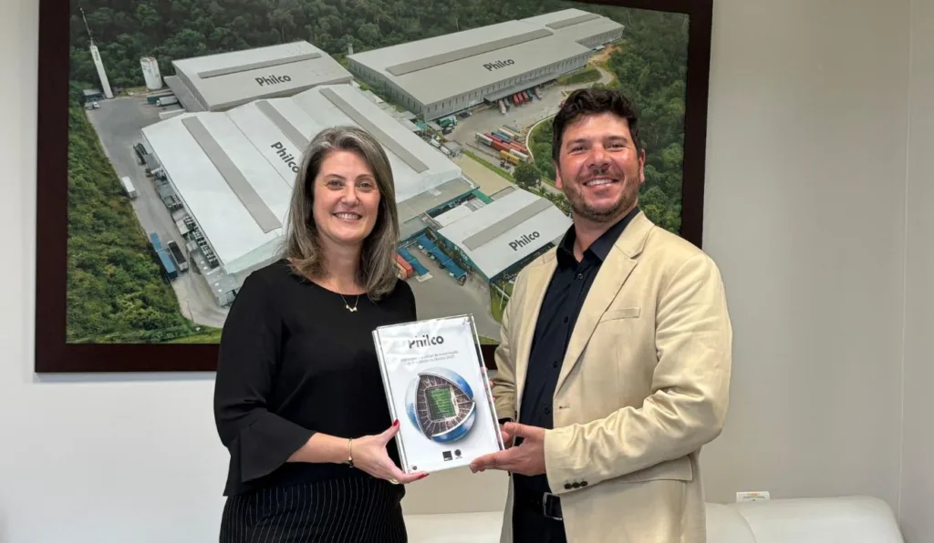 foto de um homem e uma mulher segurando uma placa de vidro 