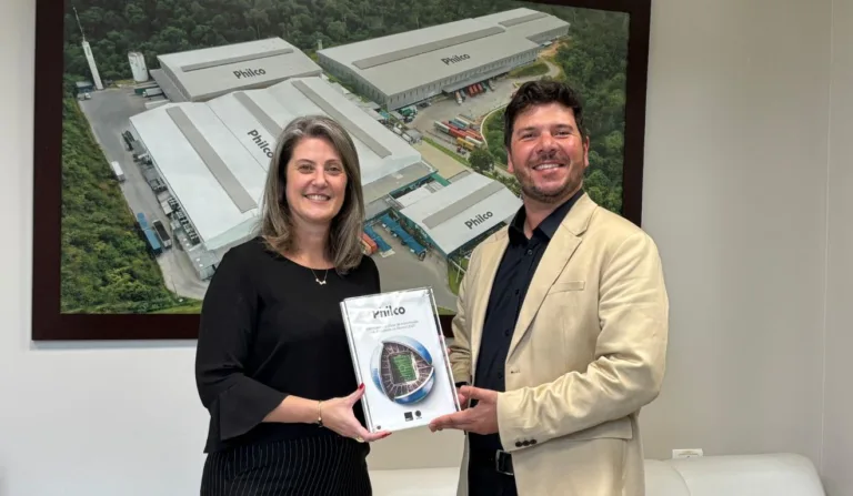 foto de um homem e uma mulher segurando uma placa de vidro