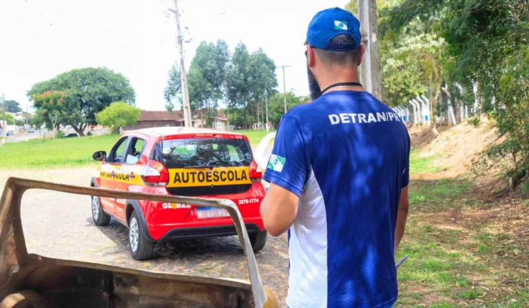 Autoescolas agora podem usar veículos com câmeras de ré e sensores; entenda
