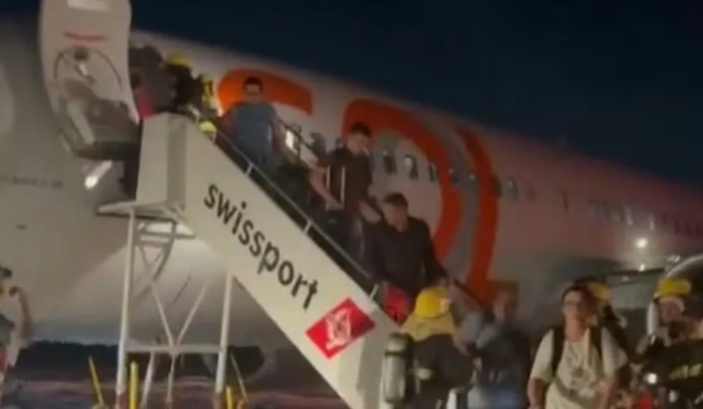 Avião bate contra carro em pista antes de decolar em aeroporto