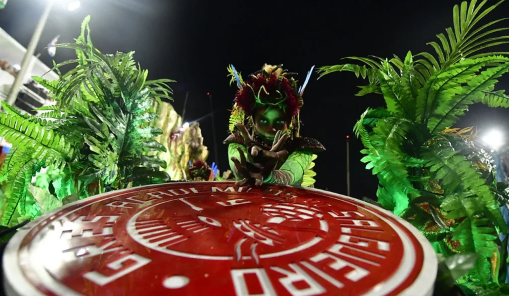 Membros da escola de samba Salgueiro, no carnaval de 2024.