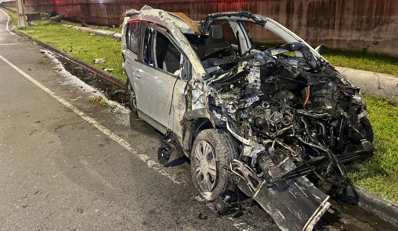 carro destruído em acidente na Rodovia João Leopoldo Jacomel, em PInhais
