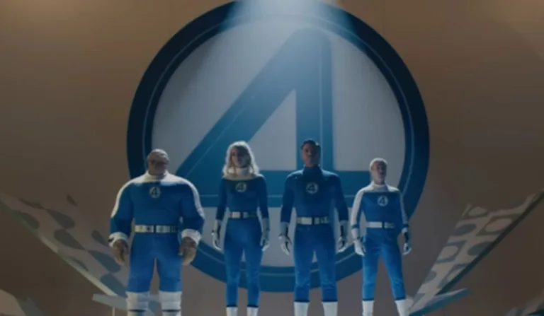 heróis do quarteto fantástico em frente ao emblema do grupo