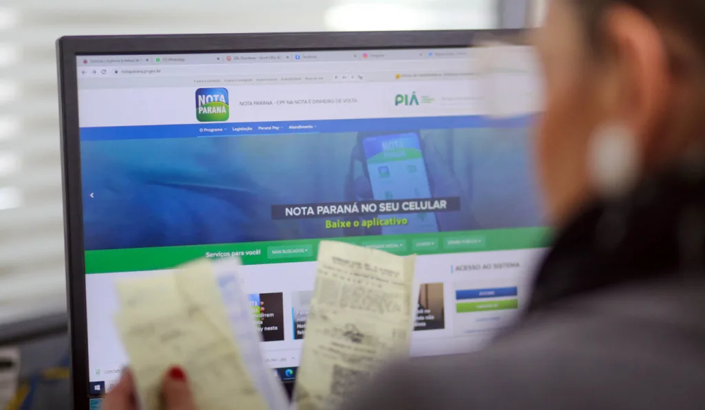 Computador com a tela mostrando o site do Nota Paraná.
