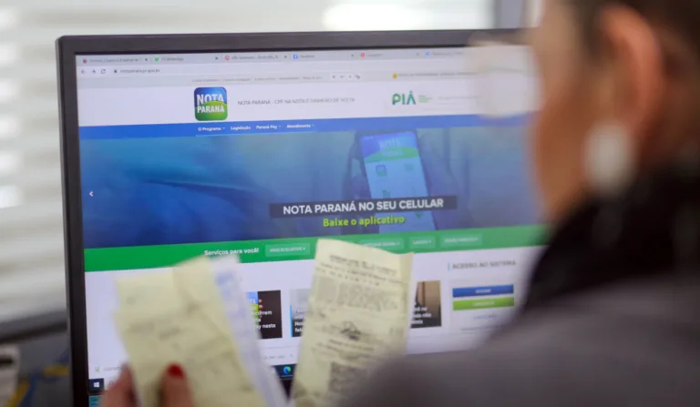 Computador com a tela mostrando o site do Nota Paraná.