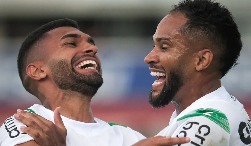 Jogadores do Coritiba comemoram vitória sobre o Paraná Clube