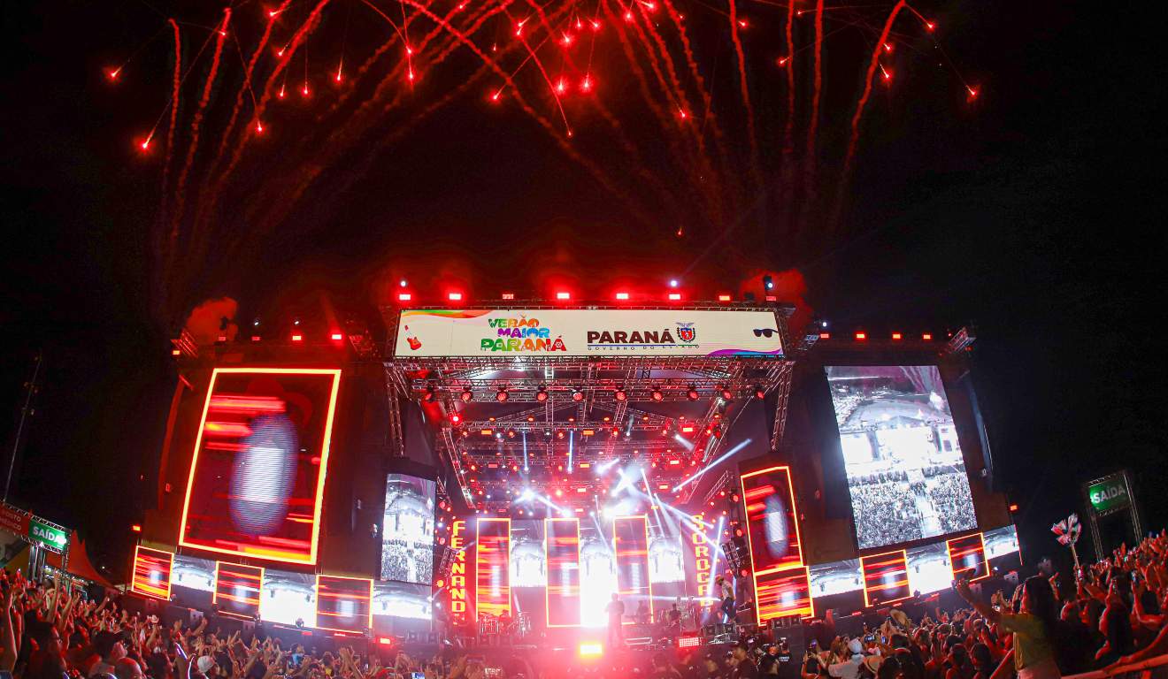 Palco de show durante apresentação da dupla Fernando e Sorocaba, no Paraná