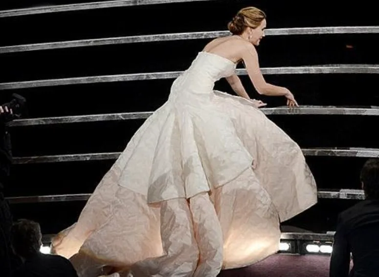 Jennifer Lawrence cai no palco do Oscar
