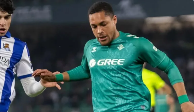 Vitor Roque, possível reforço do Palmeiras, em ação pelo Betis