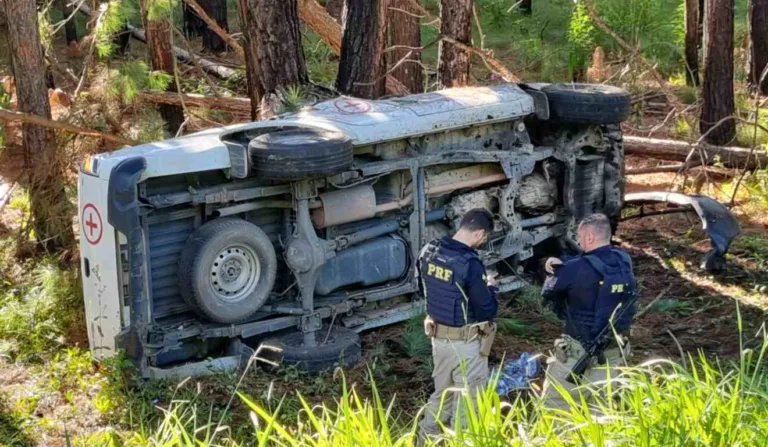 Acidente com ambulância no Paraná deixa um morto e quatro feridos