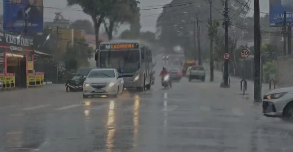 Imagem da chuva em Curitiba no bairro Ahú. Tempestades continuam no Paraná
