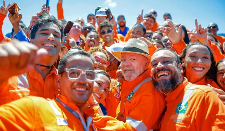 Presidente Lula tira selfie com diversos da Indústria Naval e Offshore Brasileira