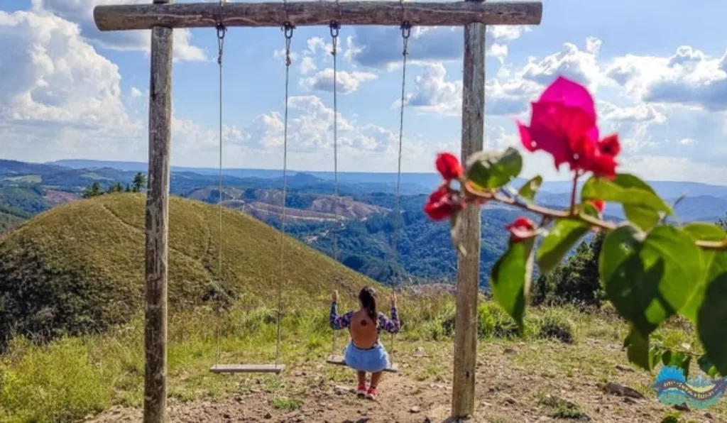 Mulher no balanço do Recanto Salto Boa Vista