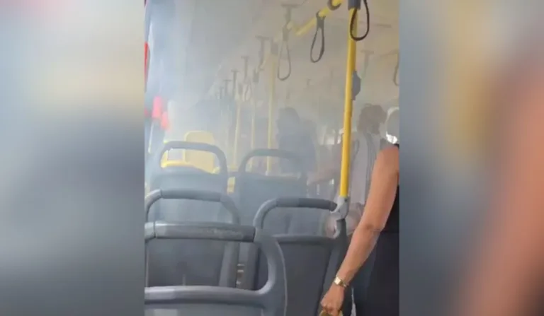 foto de um ônibus com fumaça após um celular explodir