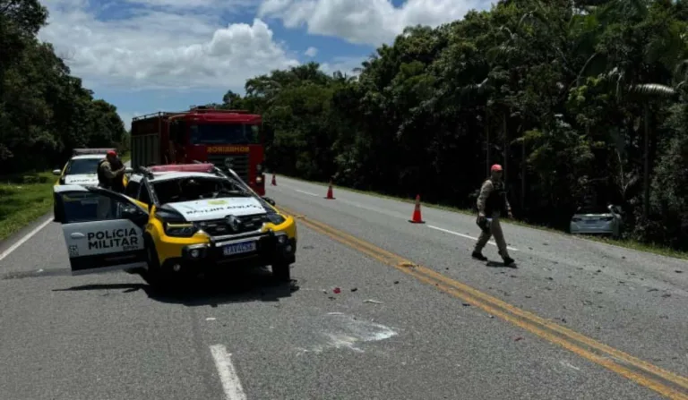 Viatura da PMPR chegou a capotar com a força da batida