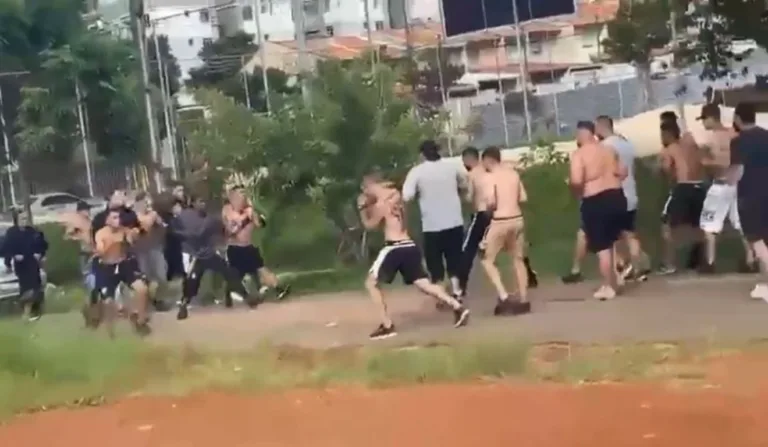Membros de torcidas organizadas trocam socos em praça de Curitiba; vídeo