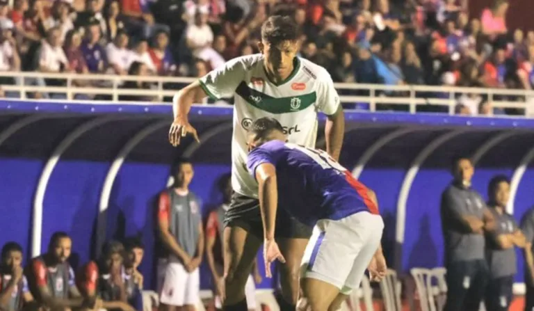 Lance de Paraná Clube x Maringá, pelo Paranaense 2025