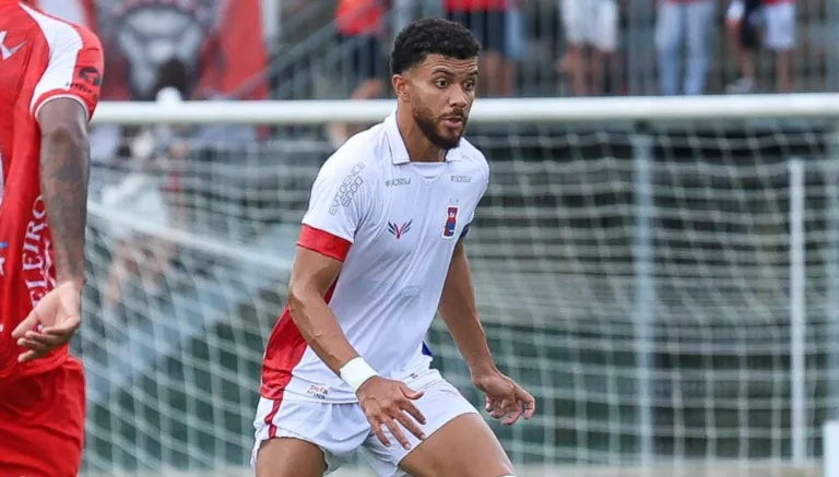 Jogador Félix Jorge, do Paraná Clube, em campo.