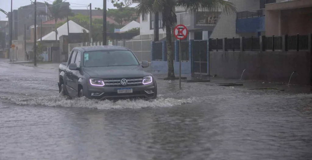 A chuva forte pode deixar ruas alagadas no Paraná